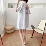 Look moderne de la chemise d'allaitement à manches courtes