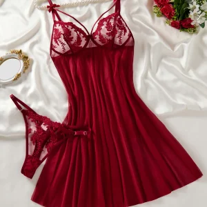 Chemise de nuit rouge vin élégante femme