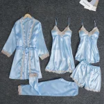 Pyjama soyeux avec design floral et coussinet
