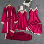 Chemise de nuit en soie avec coussinet de poitrine floral