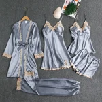 Ensemble élégant de vêtements en soie fleurs dorées