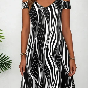 Robe chemise femme blanche à manches courtes, coupe décontractée, boutonnée sur le devant avec poches.