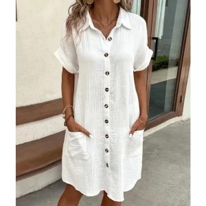 Robe chemise femme blanche à manches courtes, coupe décontractée, boutonnée sur le devant avec poches.