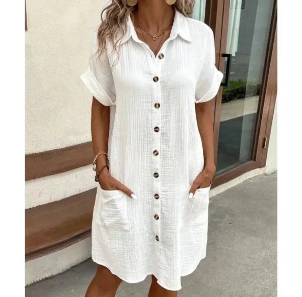 Robe chemise femme blanche à manches courtes, coupe décontractée, boutonnée sur le devant avec poches.